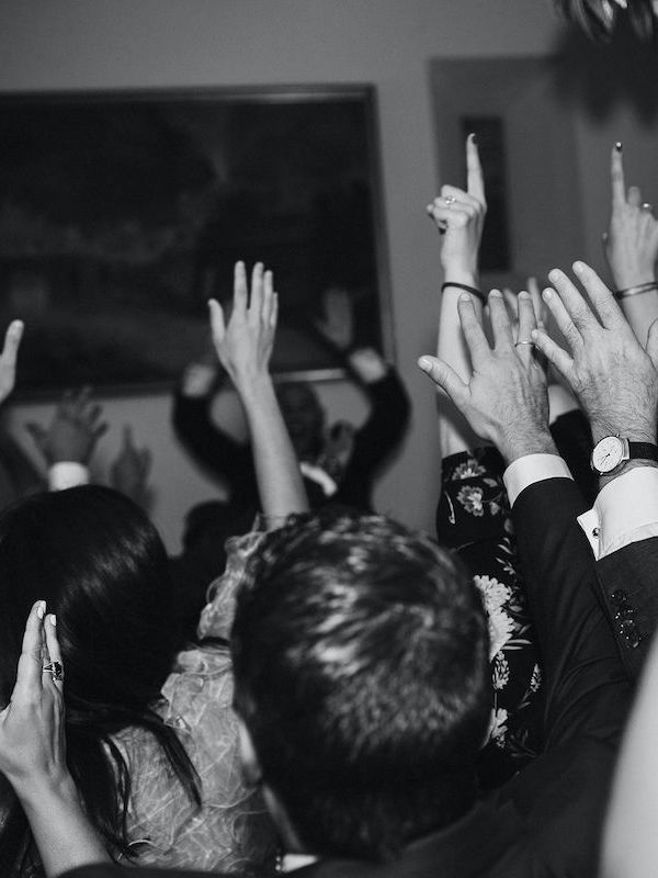 Imagen de fiesta durante el día de la boda